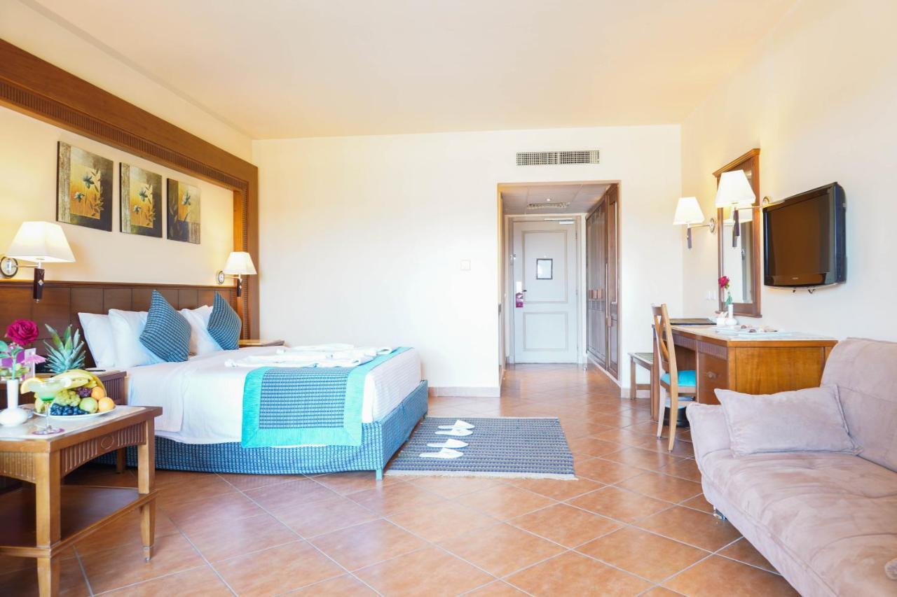 Charmillion Club Aquapark Hotel Sharm el-Sheikh Exterior photo A room at the Hilton Sharm El Sheikh